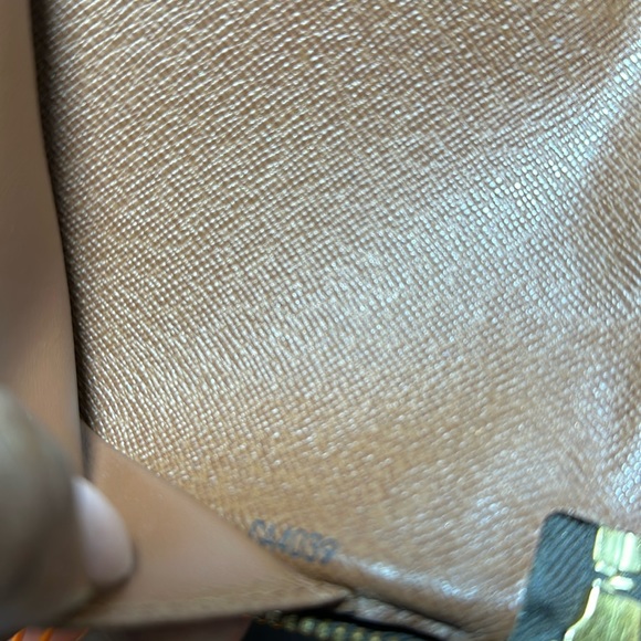 AUTHENTIC LOUIS VUITTON ZIPPY WALLET - Picture 5 of 17